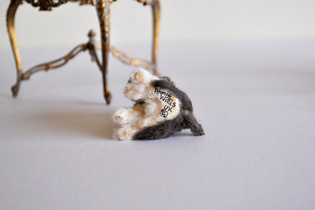 ESTATE TREASURE: Miniature Schnauzer by Annie Willis