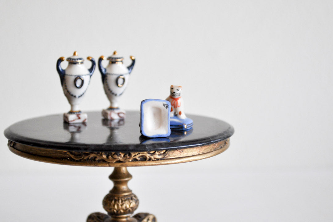 ESTATE TREASURE: Porcelain Set of Two Decorative Mantel Cats