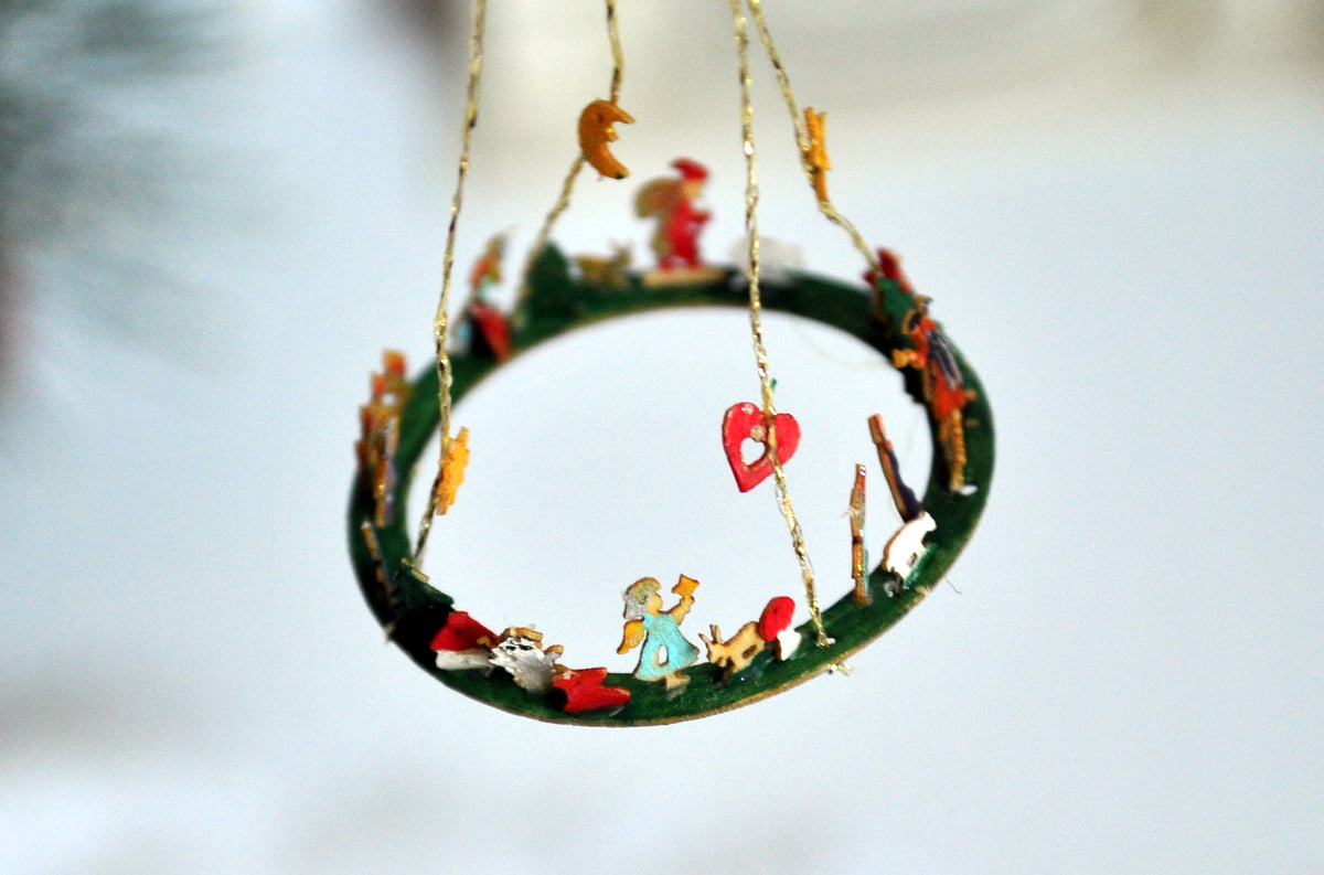 Wooden Hand Painted Volker Arnold German Christmas Wreath Table Hanging Decoration